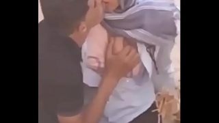 فيديو تجسس طالب في الجامعة يمص صدر حبيبته -سكس بنات2020
